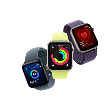 Trois Apple Watch SE 3 placées en ligne diagonale ascendante. Toutes les montres sont présentées de face, la première, en aluminium minuit, affiche le score de sommeil, la deuxième, en aluminium comète, affiche l’écran d’accueil et l’heure, la troisième, en aluminium comète, affiche l’image d’un cœur qui bat et des données vitales.