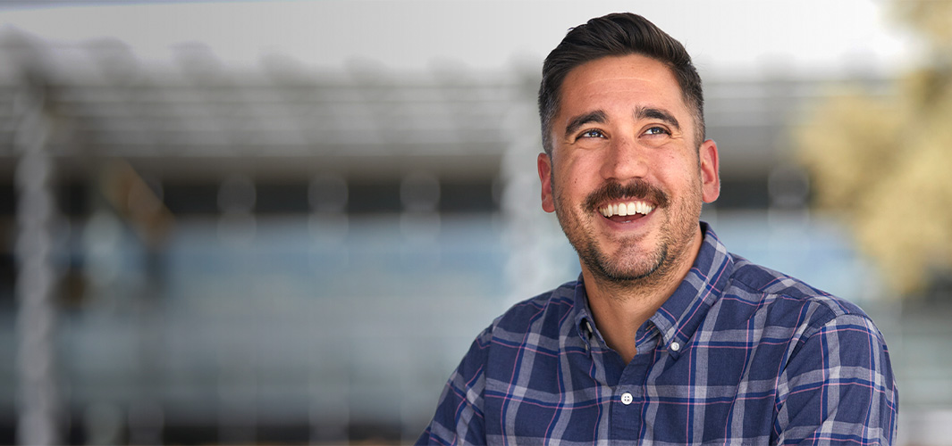 Marc, de sorriso rasgado, a olhar para o lado.