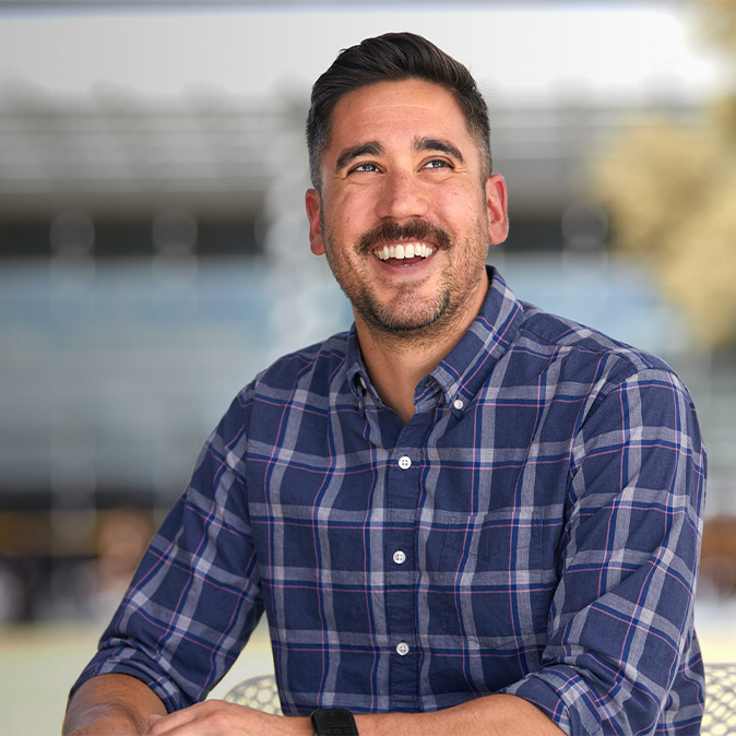 Marc, de sorriso rasgado, a olhar para o lado.