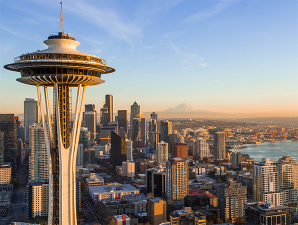 ภาพมุมสูงของเมืองซีแอตเทิล รัฐวอชิงตัน มีตึก Space Needle เป็นจุดเด่นอยู่ด้านหน้า