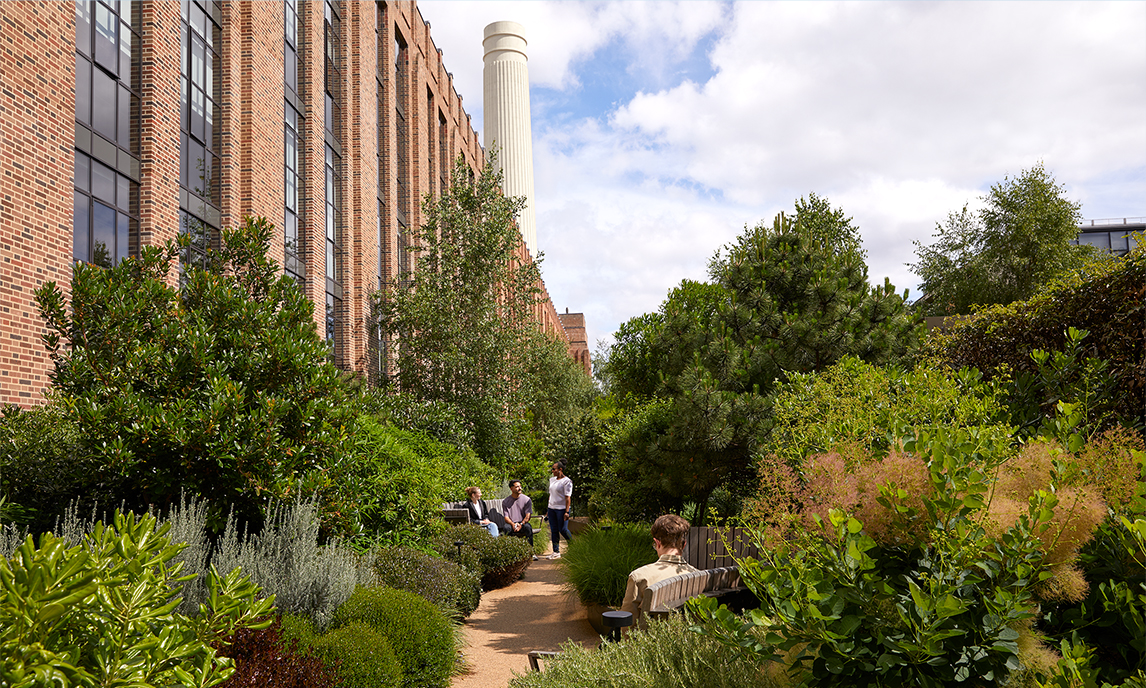 Apple Teammitglieder schlendern über die Gartenterrasse von Battersea.