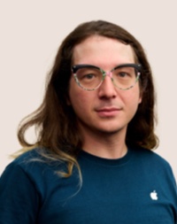 Un dipendente Apple Retail con gli occhiali da vista.