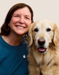 Una dipendente Apple Retail sorridente con un cane guida.