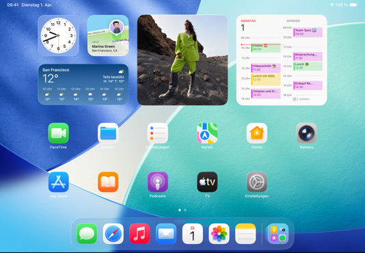 Drei iPad Modelle im Querformat, das mittlere Modell ist vor den zwei anderen, der Apple Pencil haftet magnetisch an der Oberseite des mittleren Modells, das mittlere Display wechselt vom Sperrbildschirm zum Homescreen mit bunten App Symbolen im Liquid Glass Effekt, auf dem linken Display ist die App zu sehen, das rechte Display zeigt den Homescreen mit Dateien, die aus dem Dock herausgefächert werden