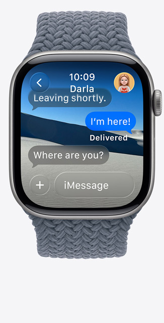 Apple Watch Series 11, kast van Spacegrijs aluminium, Live Vertaling vertaalt een bericht naar het Engels, gevlochten solobandje, kleur ankerblauw