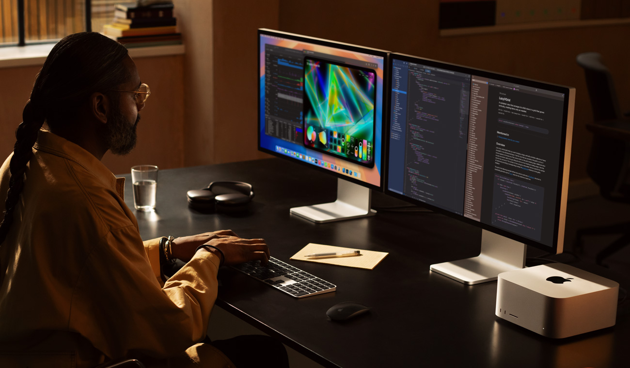 1人のプロがMac Studioと2台のStudio Displayで作業している