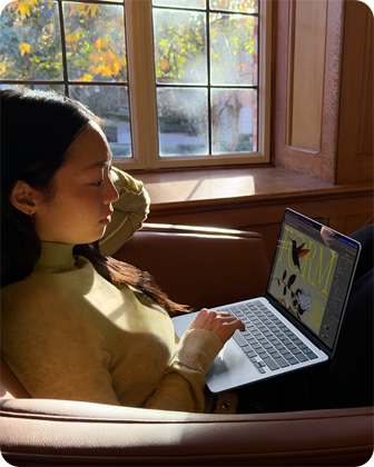 شخص يستخدم جهاز MacBook&nbsp;Air وهو جالس على كرسي‏
