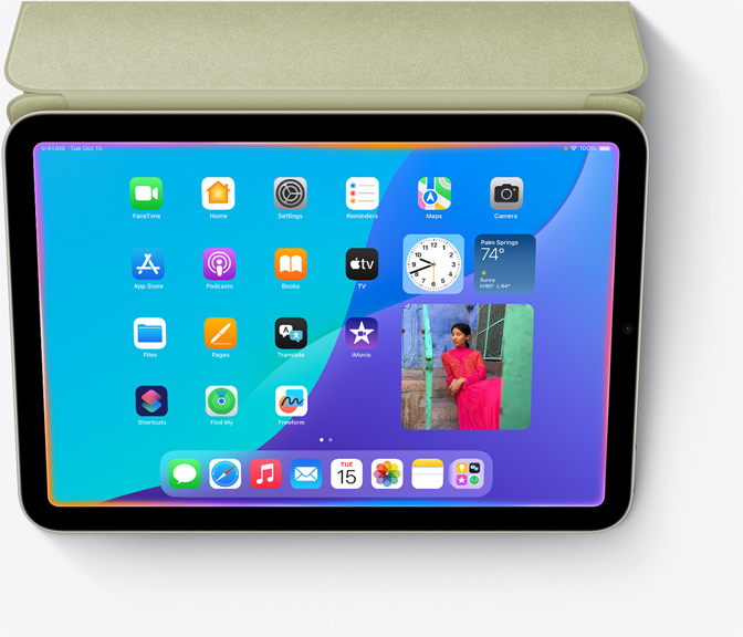 iPad mini prezentujący zupełnie nowy wygląd Siri z poświatą wokół krawędzi ekranu.
