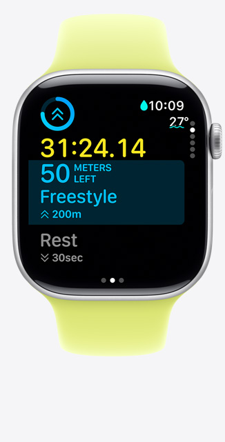 Apple Watch Series 11 z aluminiową kopertą w kolorze srebrnym i paskiem sportowym w kolorze neonowym żółtym. Na ekranie Trening własny użytkownika i mierzone wskaźniki pływania w basenie.