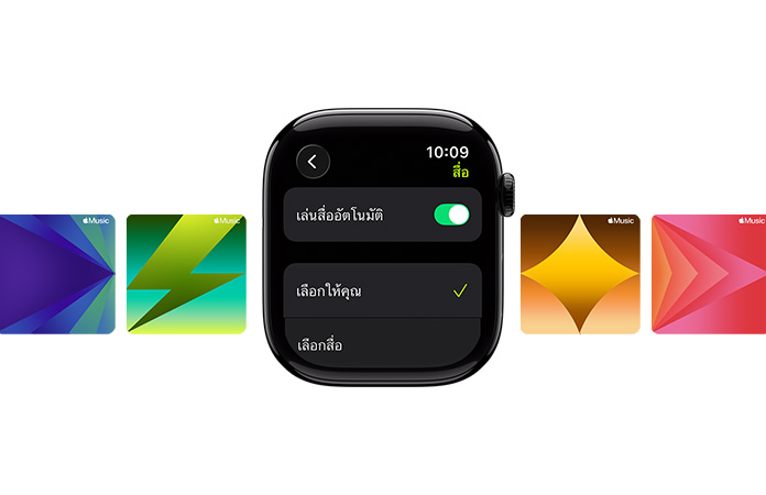 Apple Watch ตรงกลางสีดําเจ็ทแบล็ค, ไม่มีสาย, พร้อมตัวเลือก Picked for You และ Choose Media บนหน้าปัด, มี Outdoor Cycle ในตัวอักษรสีเขียวที่ด้านบนพร้อมภาพพื้นหลัง Apple Music แบบกําหนดเองในพื้นหลัง