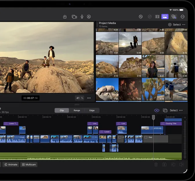 橫向放置的太空黑色 iPad Pro 機身正面，顯示器展示 Final Cut Pro 介面，並開啟沙漠冒險計畫案，內容為四個人在沙漠景觀中的照片，以及多個影片剪輯片段和時間列