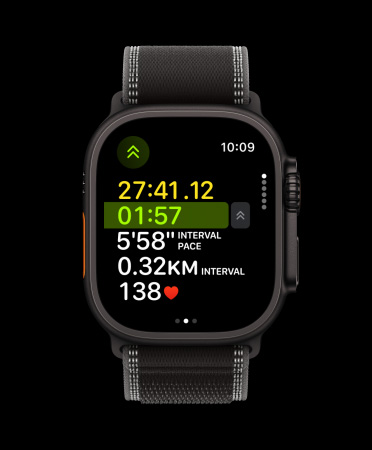 Apple Watch Ultra 3 у титановому корпусі чорного кольору, кнопка дії запускає наступний інтервал у додатку «Тренування»