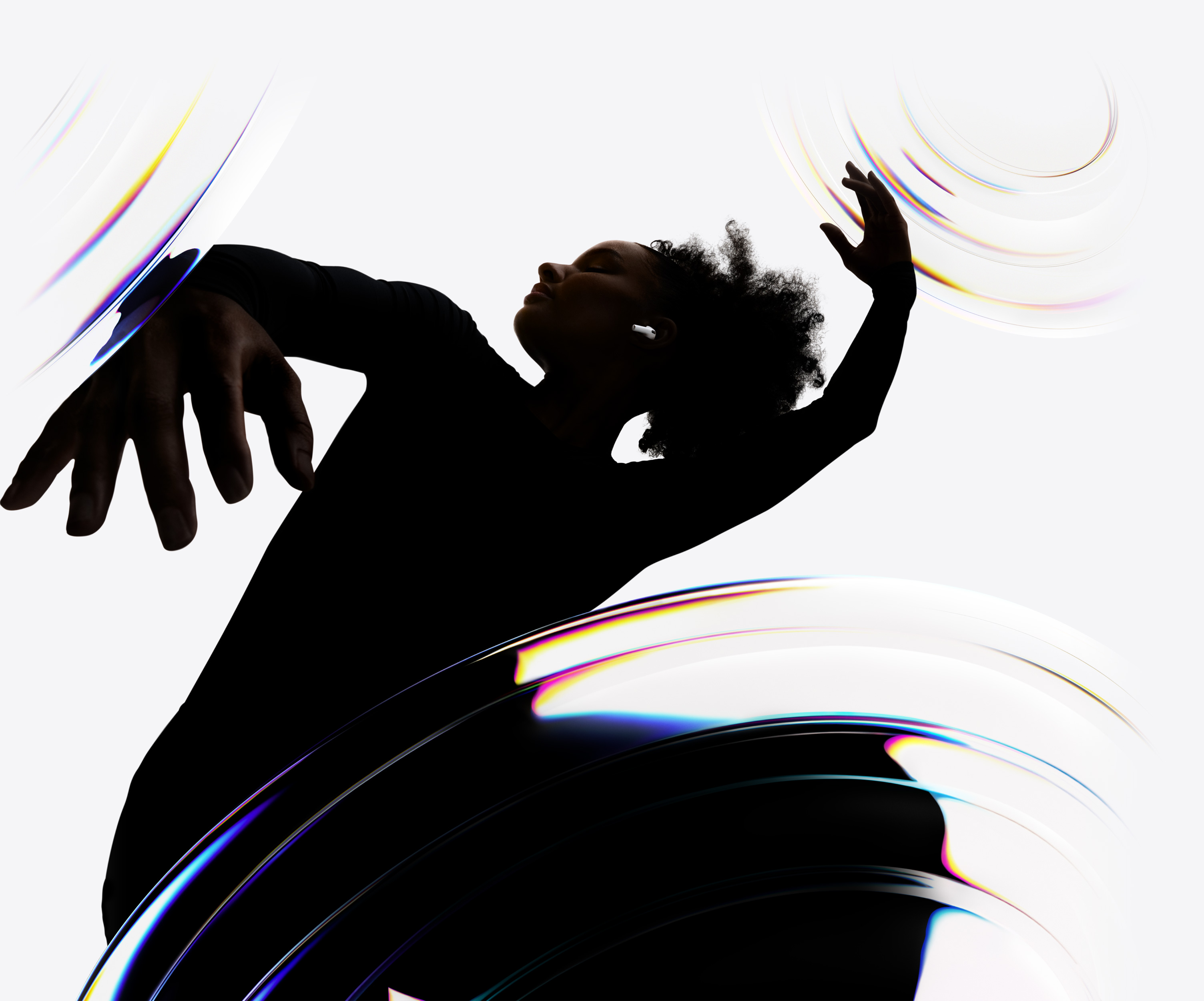 AirPods Pro 3 in den Ohren einer tanzenden Person, während sie kabellos Musik hört