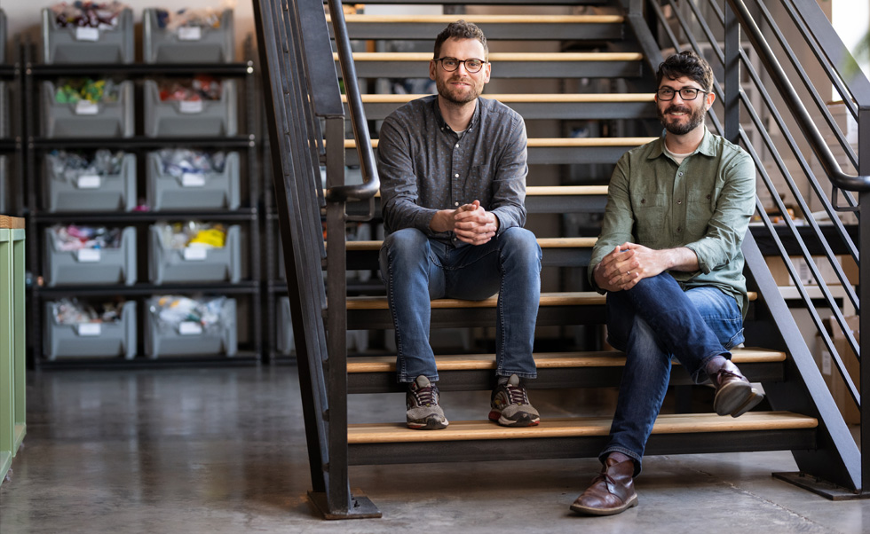 Medeoprichters Noah Lee en Dane Jensen zien het als hun missie om de textielindustrie vooruit te helpen.