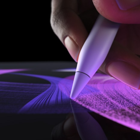 Osoba používající Apple Pencil Pro v aplikaci Procreate maluje barevnou linku štětcem