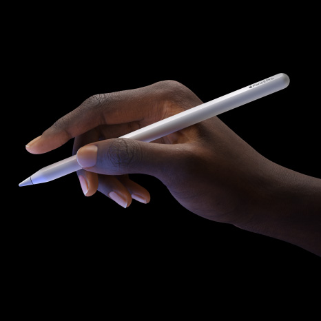 Uživatel drží Apple Pencil Pro a dvojitě na něj klepne