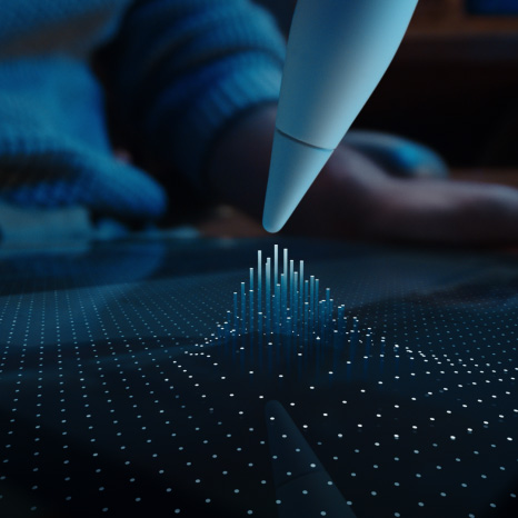 Apple Pencil Pro držený nad displejem iPadu