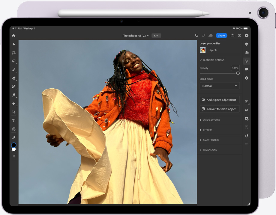 iPad Air, pohled zepředu, na obrazovce úpravy obrázku v Adobe Photoshopu