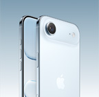 iPhone Air, coloris bleu ciel, vue oblique de l’arrière, système caméra principale Fusion dans un plateau au sommet, bouton Commande de l’appareil photo, face avant, design tout écran, bouton Action et boutons de réglage du volume