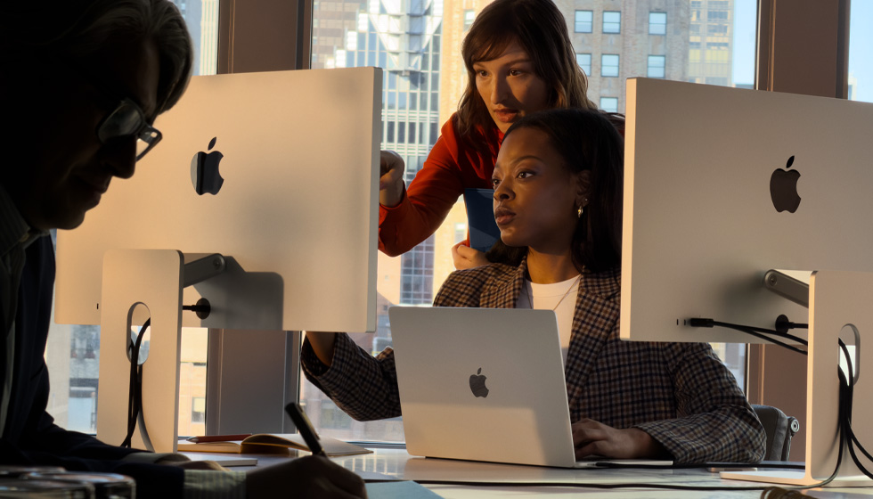 Personas que usan el Mac en un entorno laboral