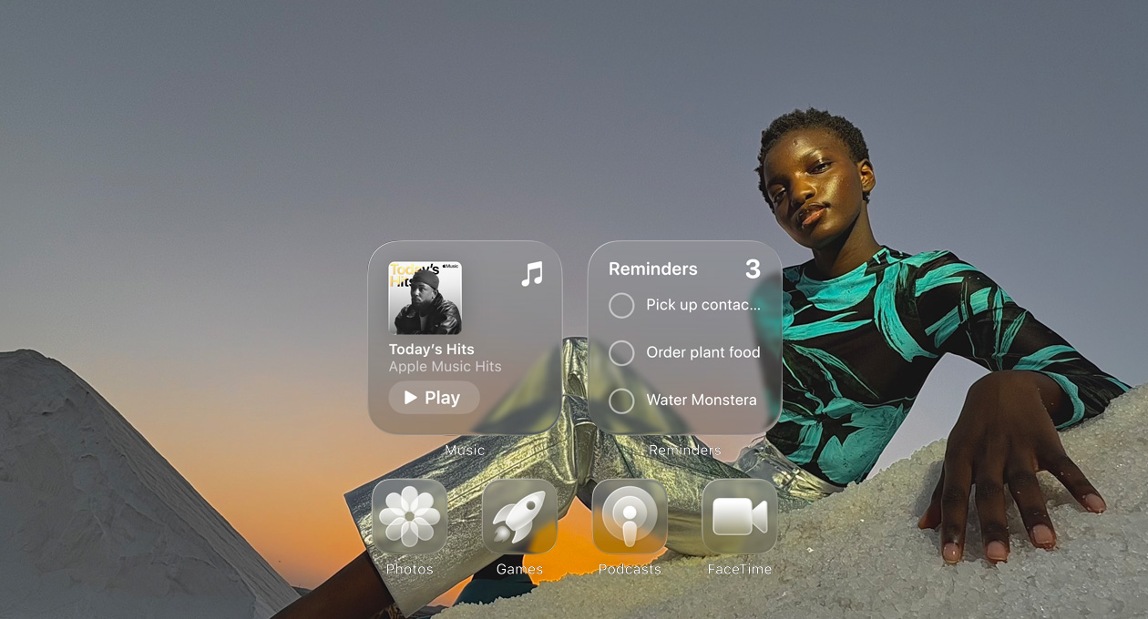 Liquid Glass-display met transparante appsymbolen, zoals Apple Music, Herinneringen, Foto’s, Games, Podcasts en FaceTime, die de achtergrond vervaagd weergeven